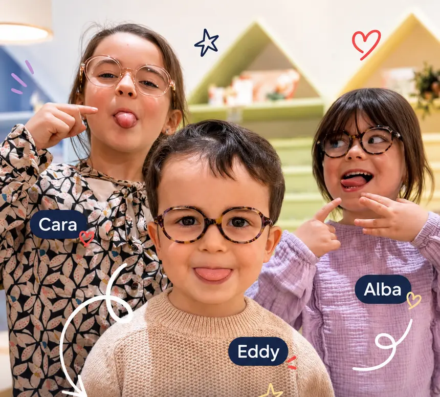 Cara, Eddy et Alba font des grimaces avec leurs lunettes, dans l'espace enfant du magasin.